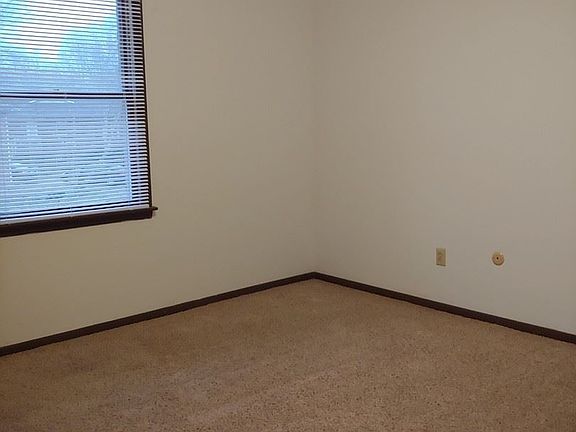 5th image of 617 Sycamore Cir APT C