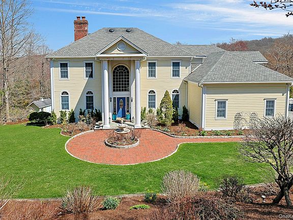2nd image of 350 Wooded Hill Court
