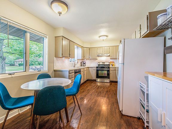 3rd image of 6233 Meadowlark Dr NE