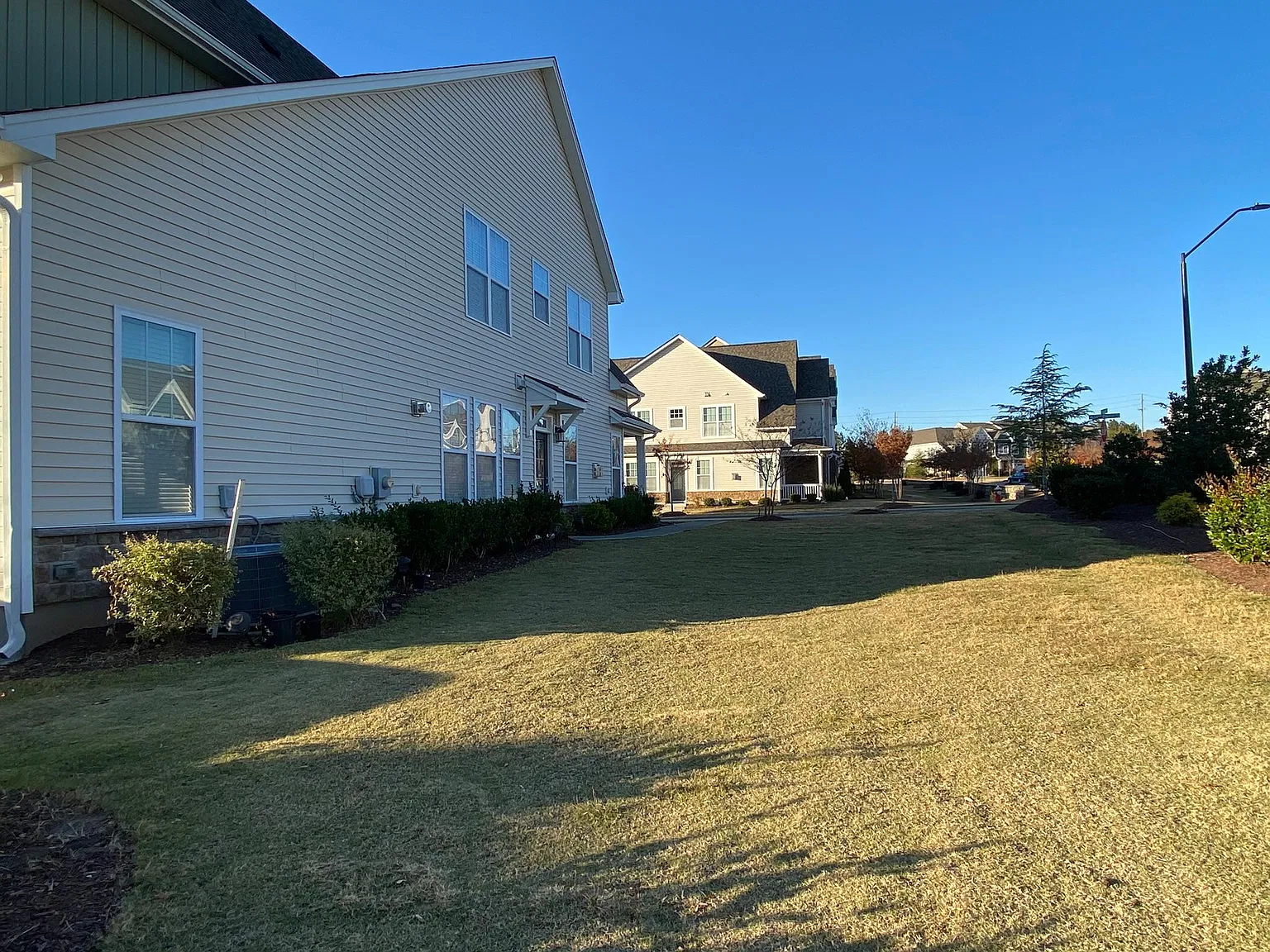 4 bed, 3.5 bath, 2500 sqft, $2,350 — Photo 2