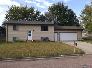 1501 E Rushmore Dr, Brandon, SD 57005