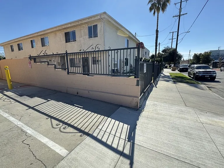 6842 Morella Ave #3 — Photo 42