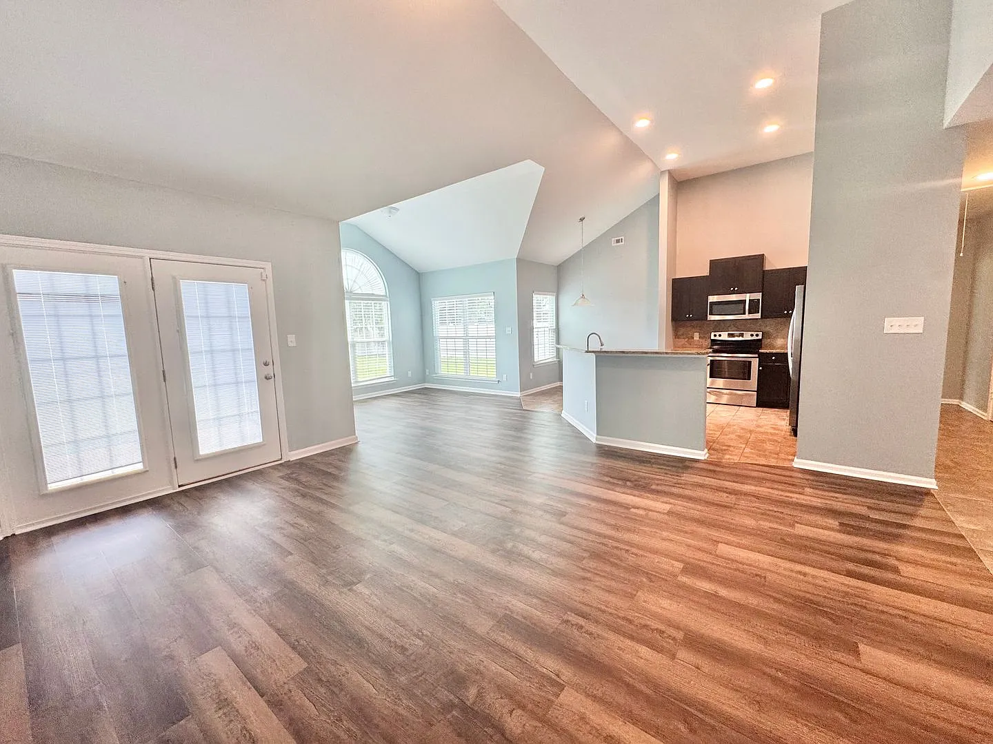 Beautiful Traditional Brick--4-bedroom, 2-bathroom home located in the heart of Savannah, GA. — Photo 4