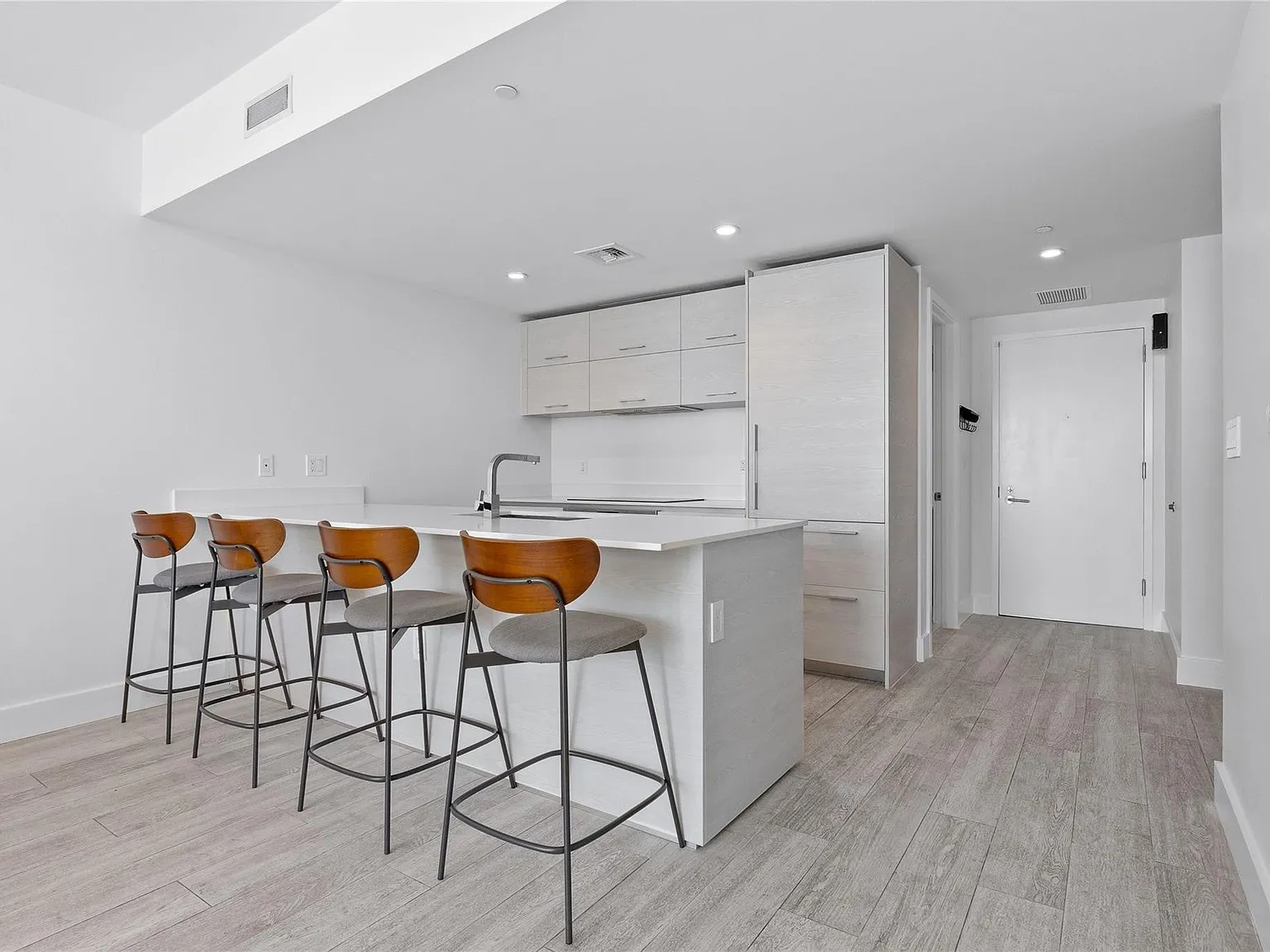 1 bed, 880 sqft, $4,850 — Photo 2