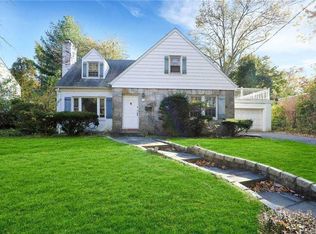 122 Wooleys Ln, Great Neck, NY 11023