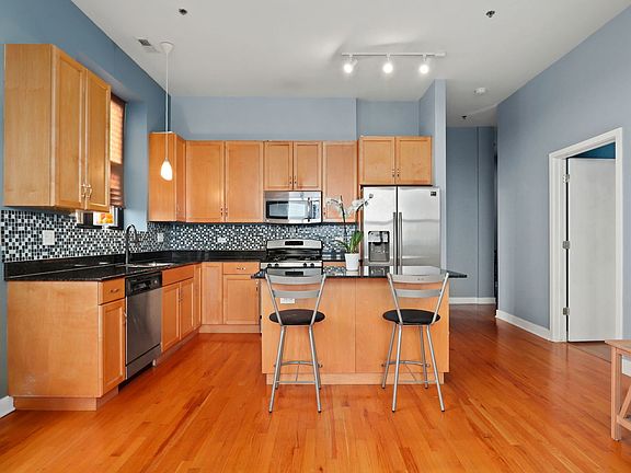 5th image of 2 S Leavitt St Unit 401