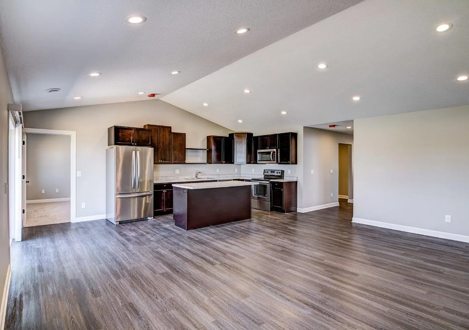 3 Bedroom Town Home, Association Maintained Lawn & Snow Removal Included — Photo 4