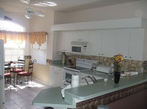 kitchen w/ nook