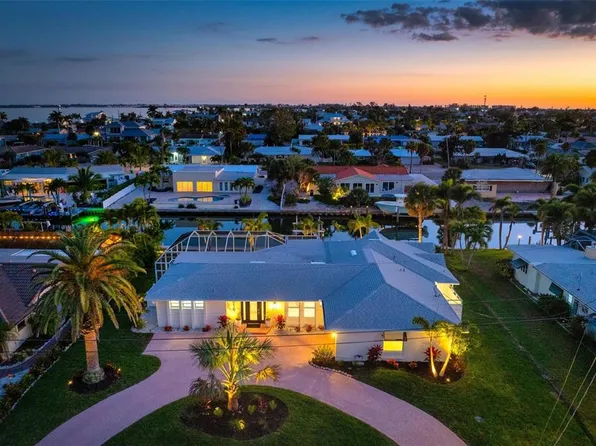 616 Foxworth Ln, Holmes Beach, FL 34217