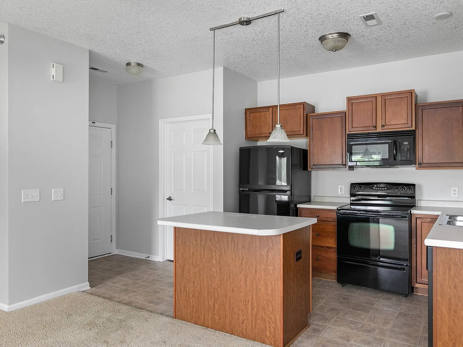 2 bed, 995 sqft, $1,300 — Photo 3