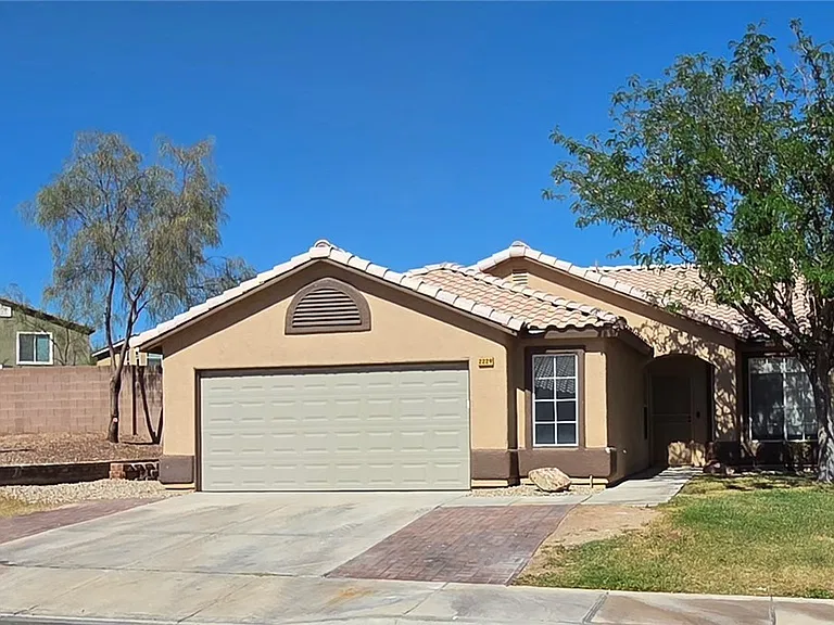 2229 Maple Shade St — Photo 1