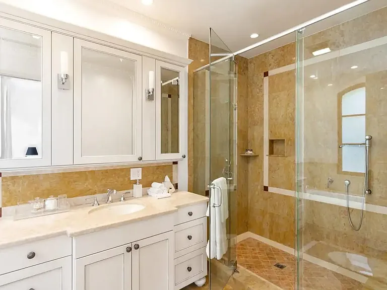 Guest bedroom 1 - en suite bathroom