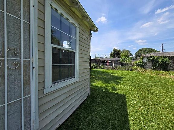 2nd image of 327 De Haven St