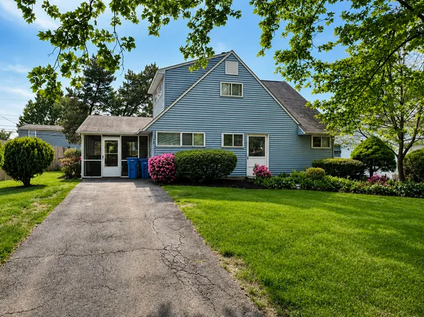 15 Catalpa Ln, Levittown, PA 19055