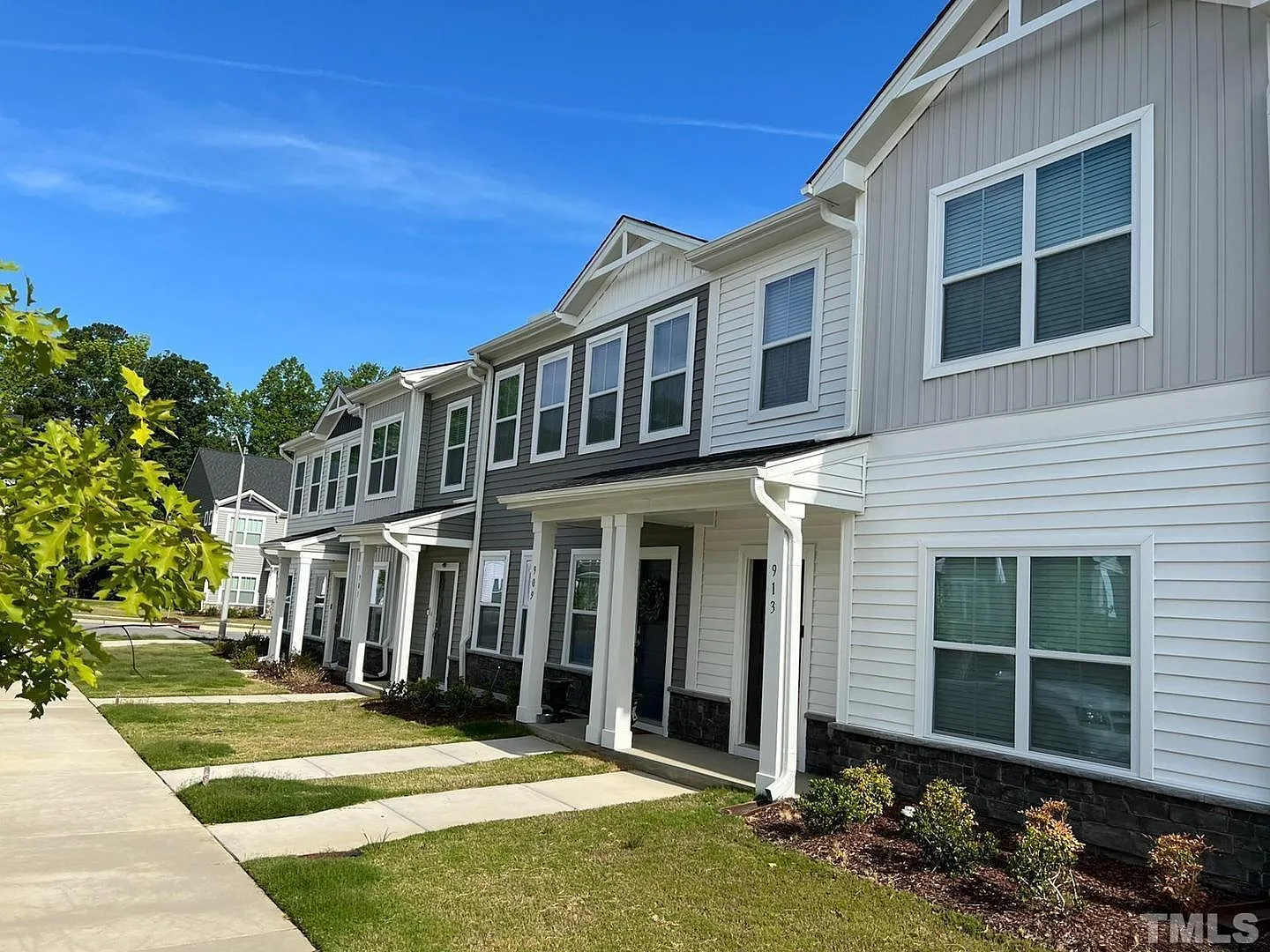 3 bed, 2.5 bath, 1461 sqft, $1,795 — Photo 2