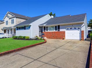 9 Jeffrey Ln, North Babylon, NY 11703