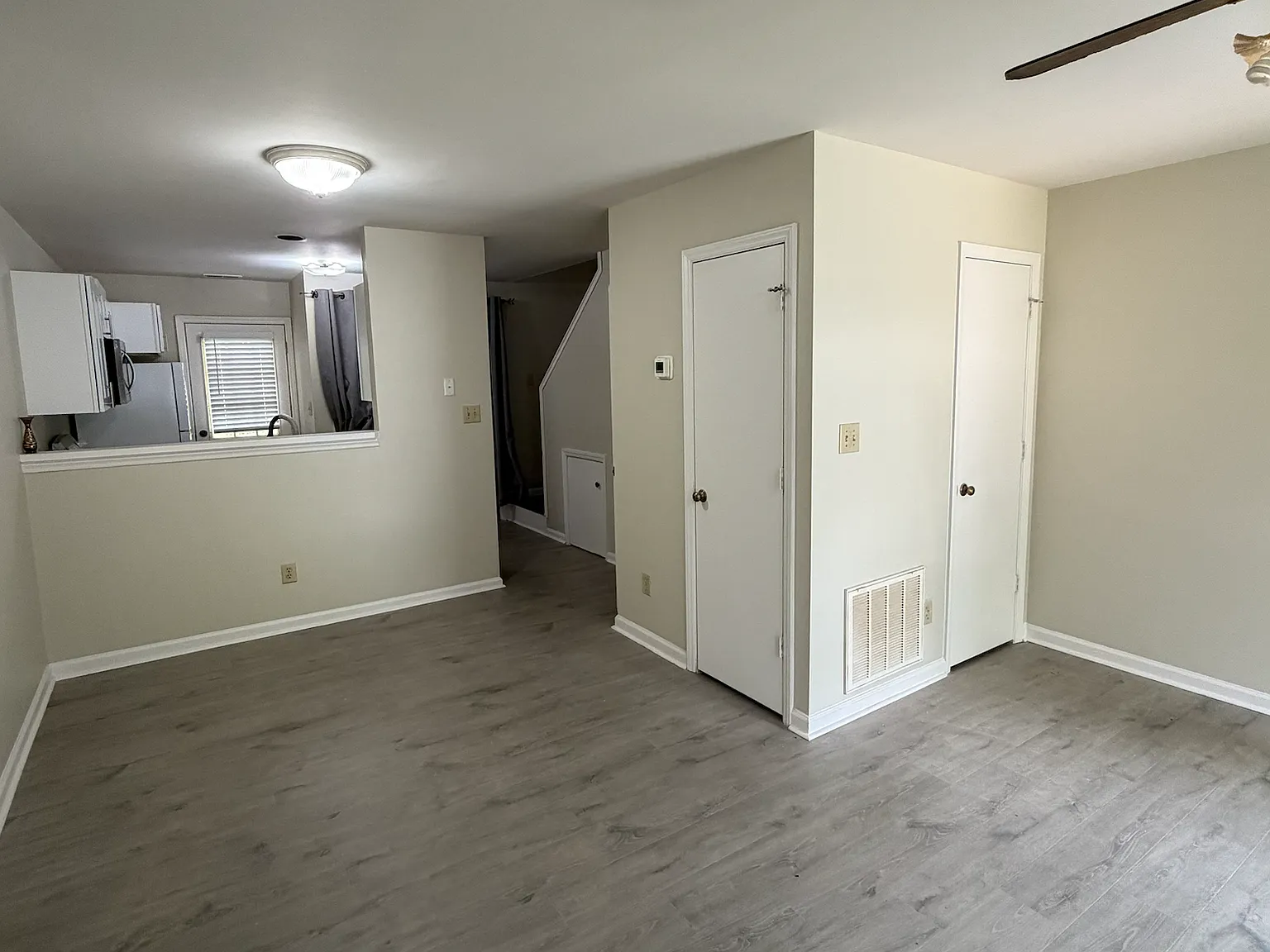 2 bed, 1.5 bath, 951 sqft, $1,300 — Photo 3