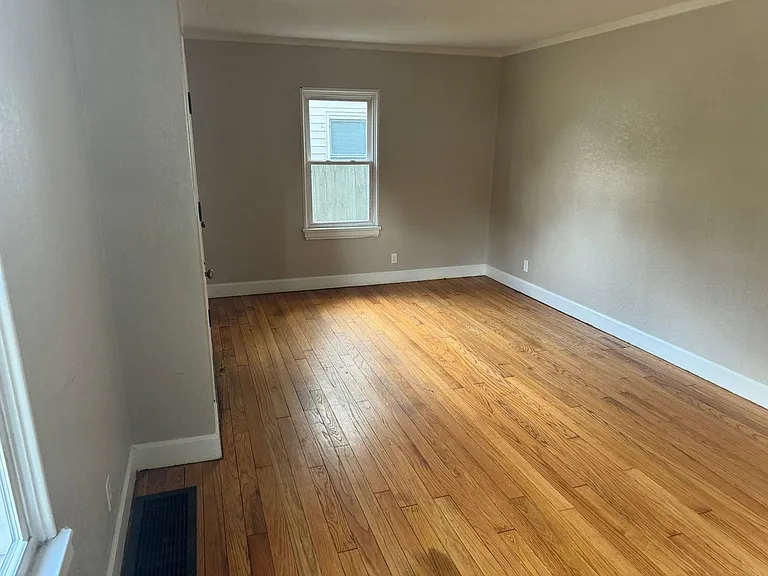 613 Morton Ave — Photo 4