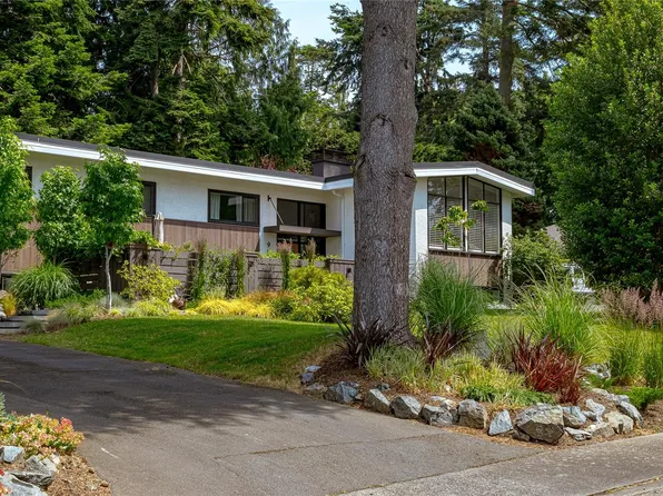 905 Deal St, Oak Bay, BC V8S 5G4