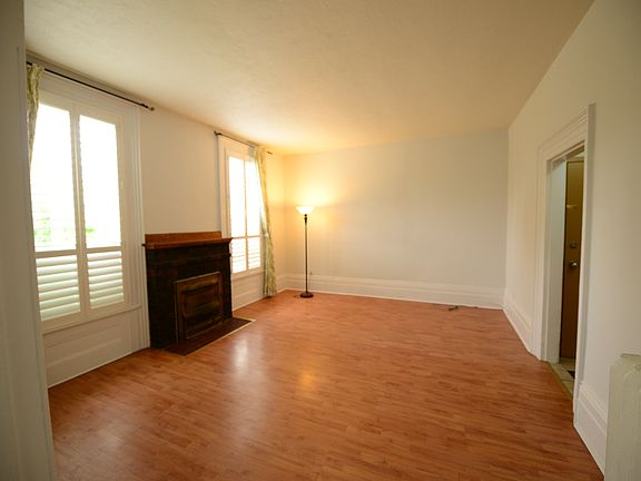 Enormous 3ft x 7ft windows and plantation blinds for terrific control of light.