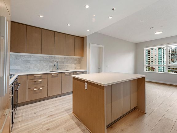 5th image of 110 E 17th St #602