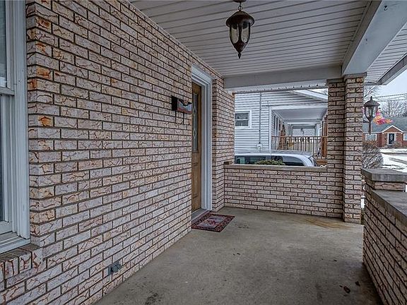 2nd image of 415 Byng St