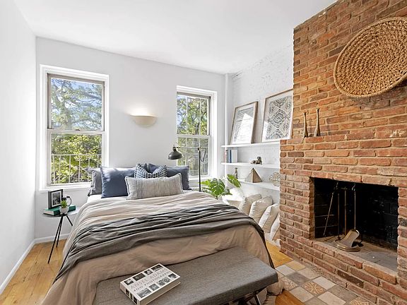 5th image of 24 Cornelia St APT 14