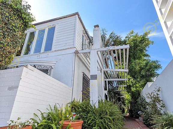 5th image of 969 N Doheny Dr Unit 1/2