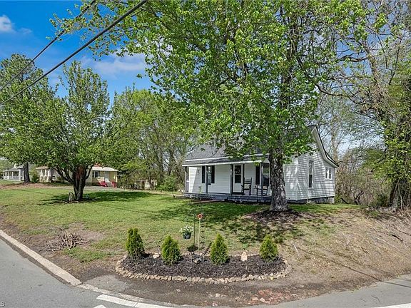 3rd image of 1723 E Meadow Rd