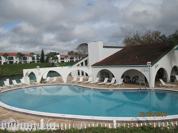 Pool & Clubhouse