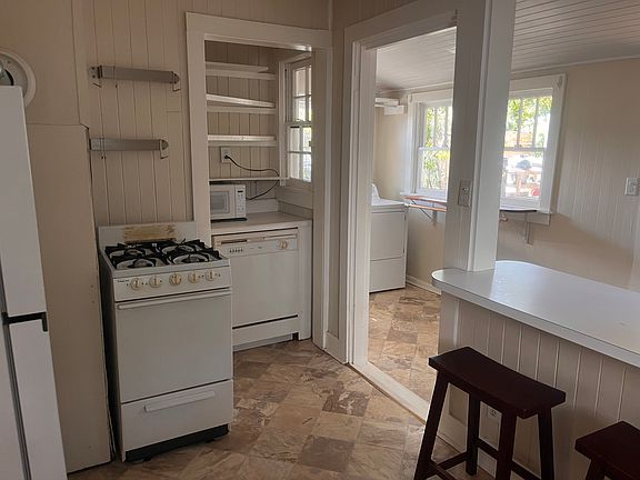 4th image of 1512 E Belmont St