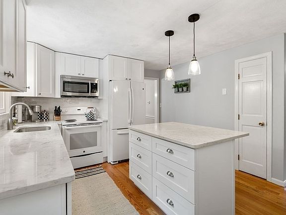 4th image of 26 Woodbury Ln
