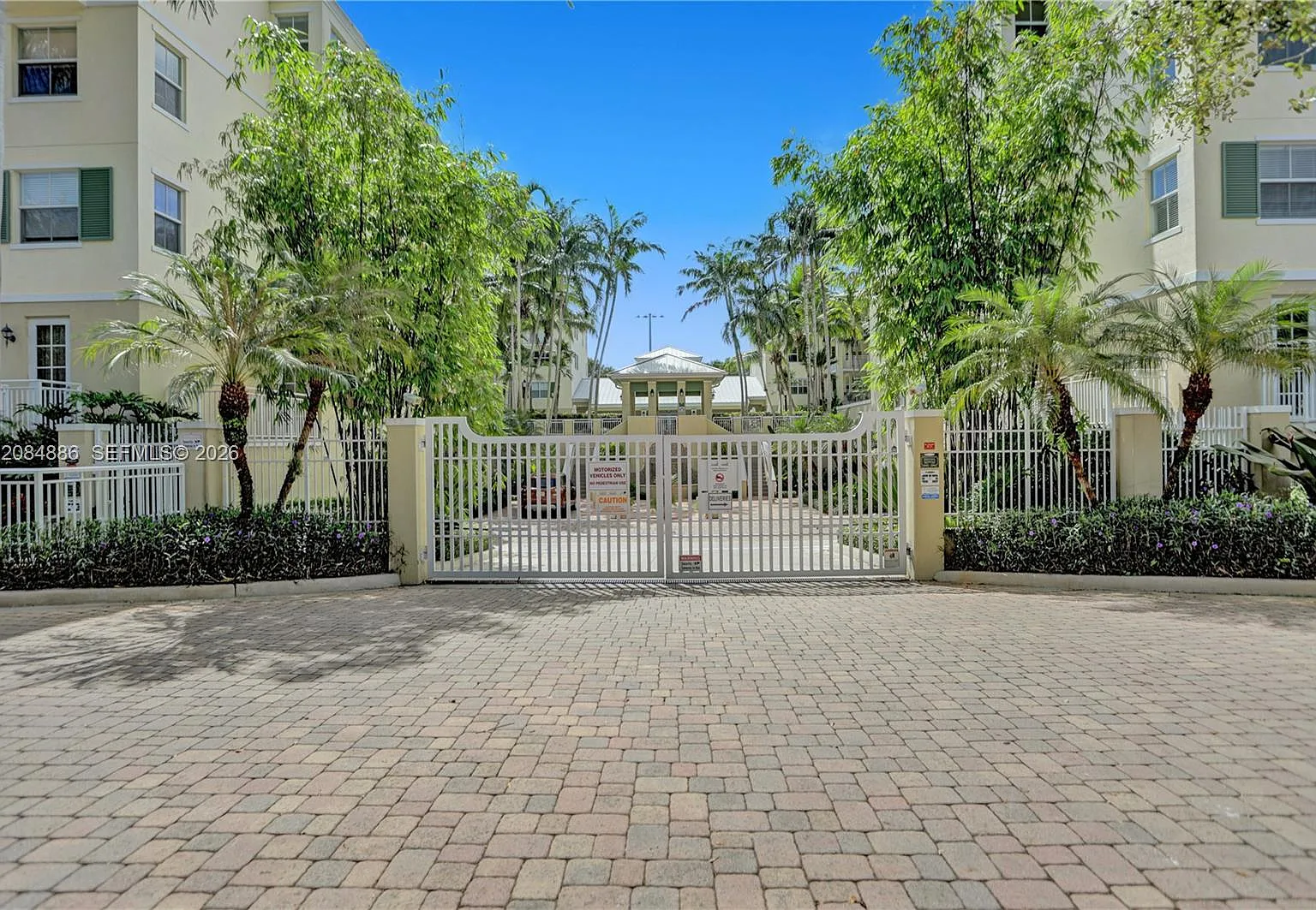 3 bed, 2.5 bath, 2040 sqft, $5,800 — Photo 2