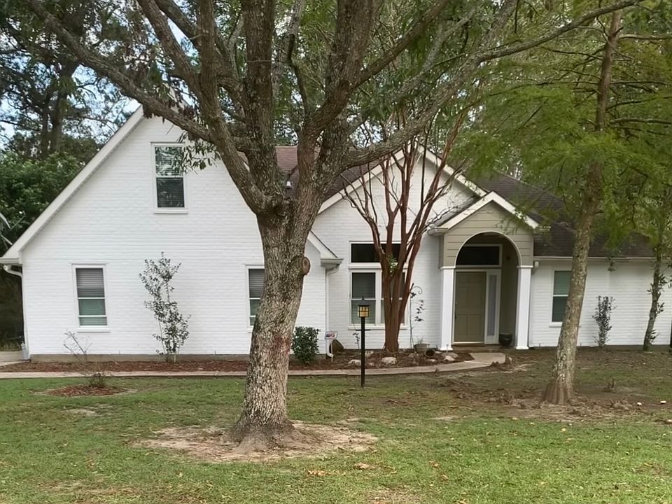Private Cul-de-sac.
Beautiful Trees
Private Backyard with creek
Large wooden deck