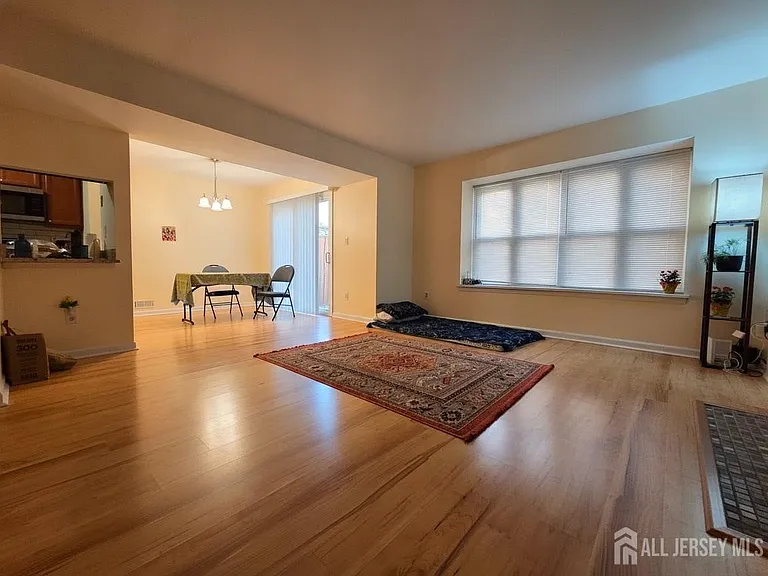 34 Almond Dr — Photo 2