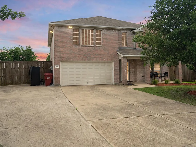 921 Zoe St — Photo 1
