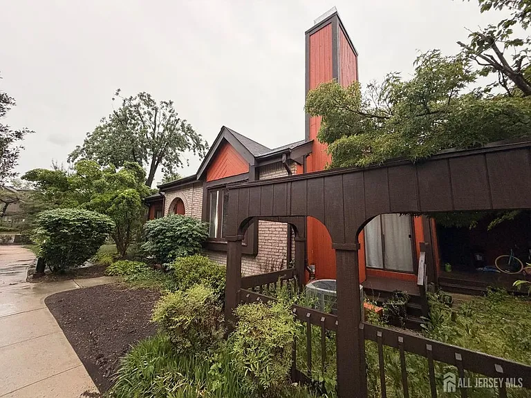 100 Riverbend Dr — Photo 2