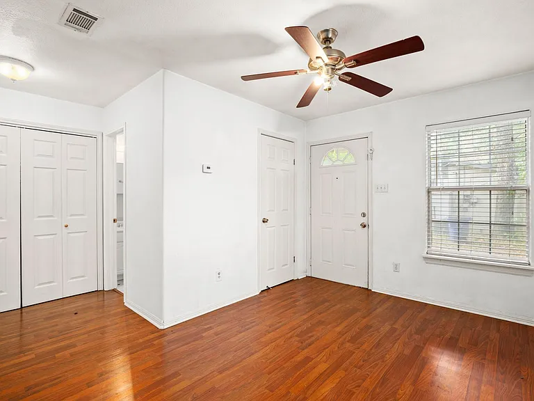 2610 E 3rd St #B — Photo 9