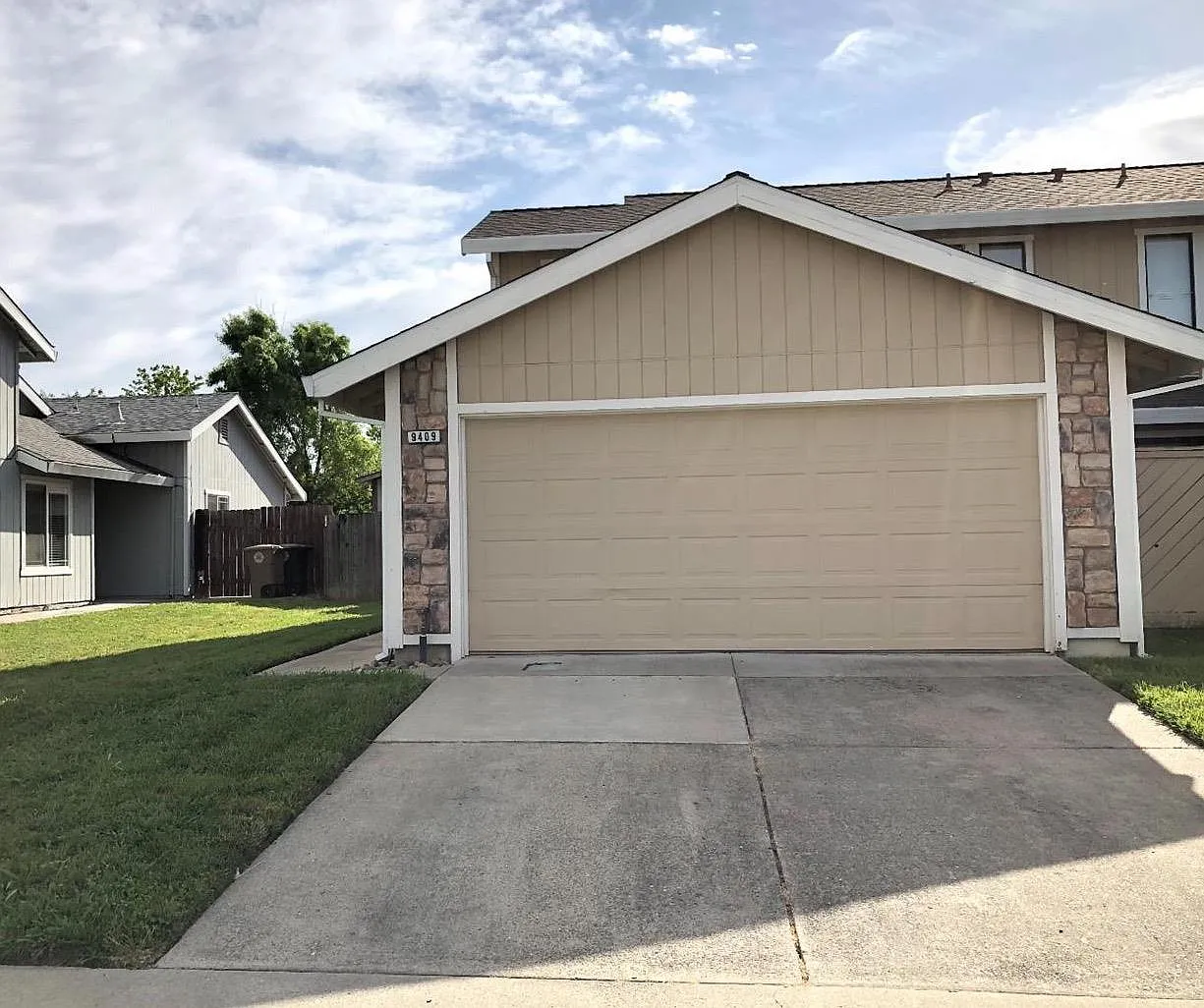 9409 Aizenberg Cir photo 1
