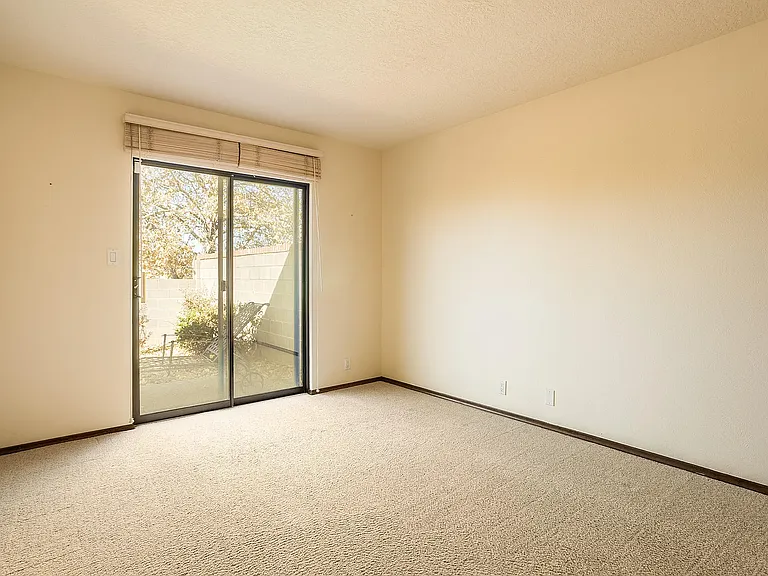 10405 Camino Del Oso NE — Photo 19