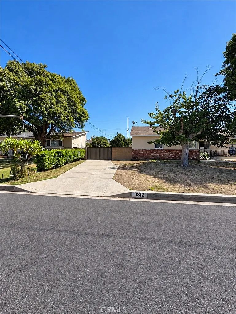 4 bed, 2.5 bath, 1556 sqft, $3,600 — Photo 2