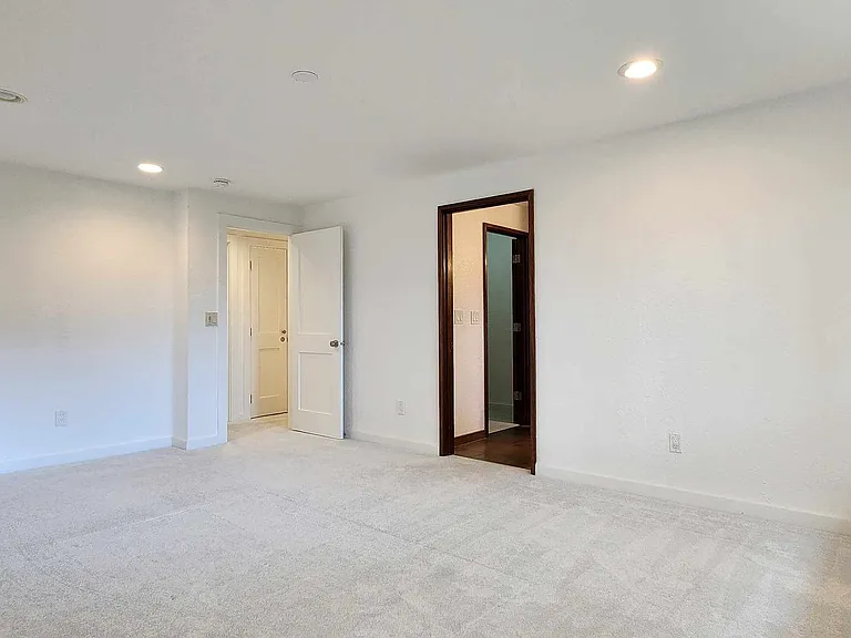 2417 Sahalee Dr W — Photo 25