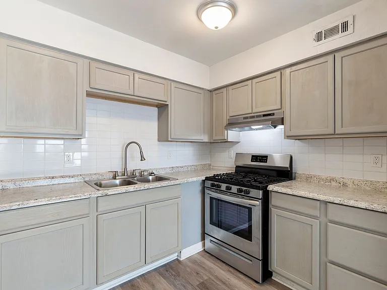 Crossroads Villa Apartments — Photo 39