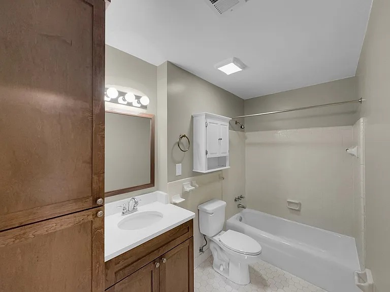 Chateau Orleans Apartments — Photo 40