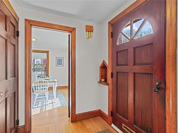 4th image of 4 Hoyt Ave E