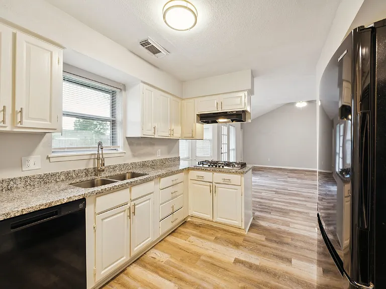 700 Meadowglen Dr — Photo 12