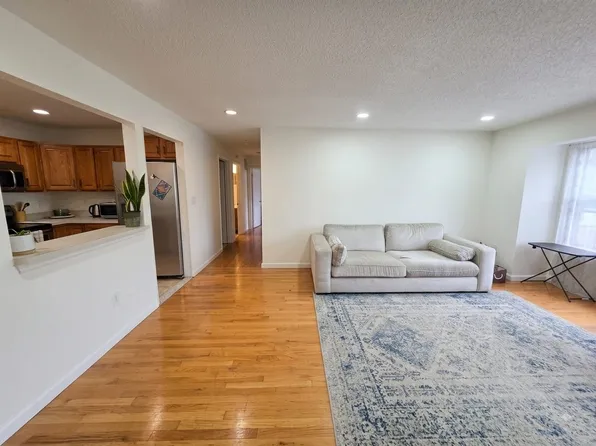 11 Chamberlin Ct, Lawrence Township, NJ 08648
