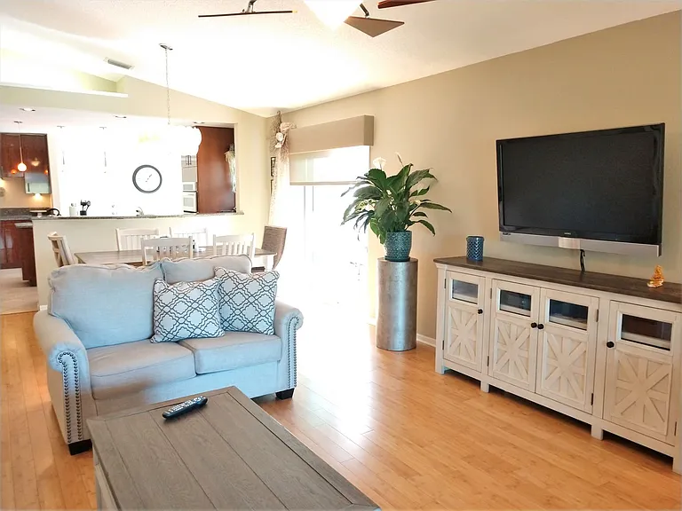 540 Clubside Cir — Photo 15