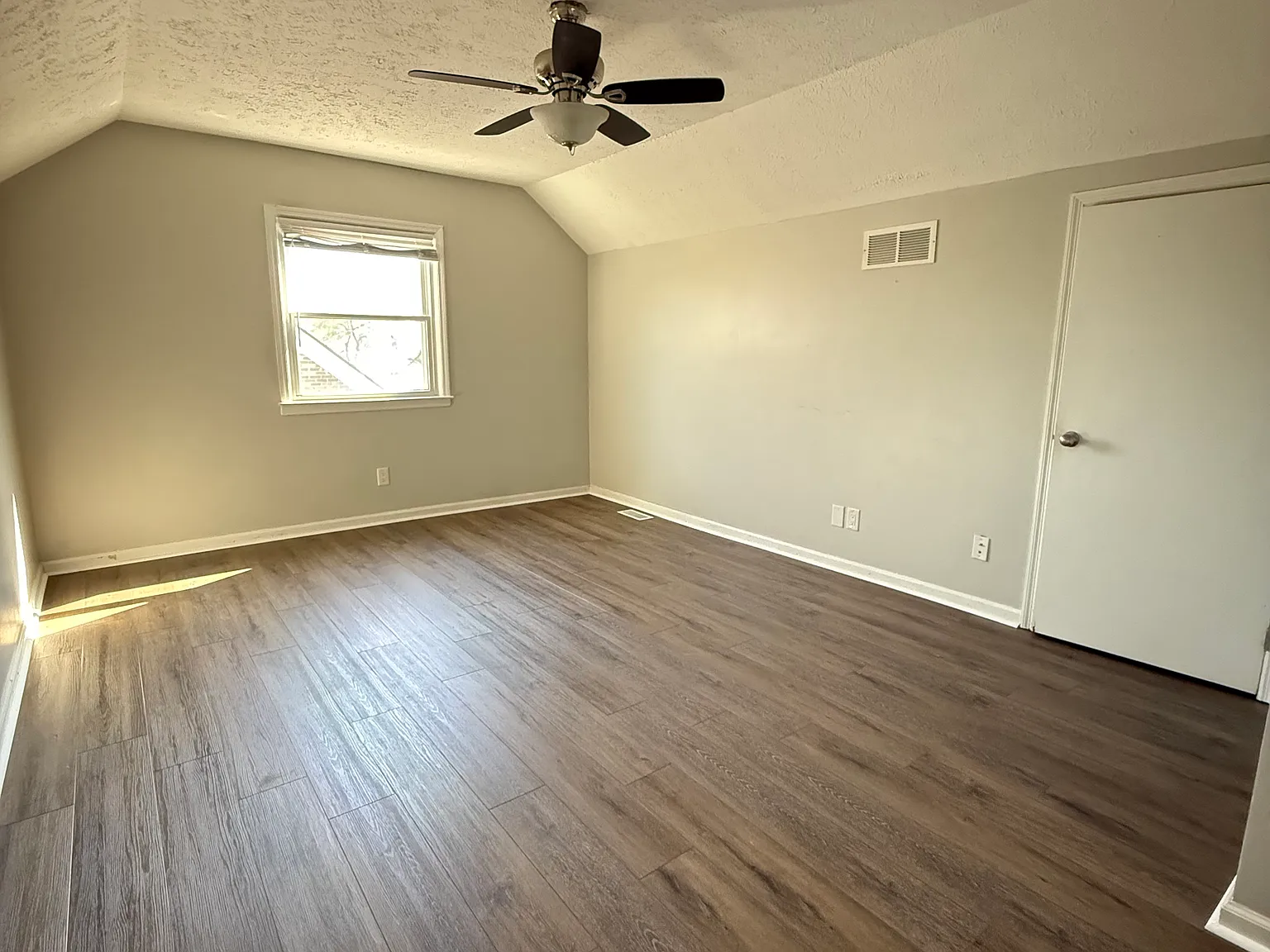 3 bed, 1335 sqft, $1,700 — Photo 2