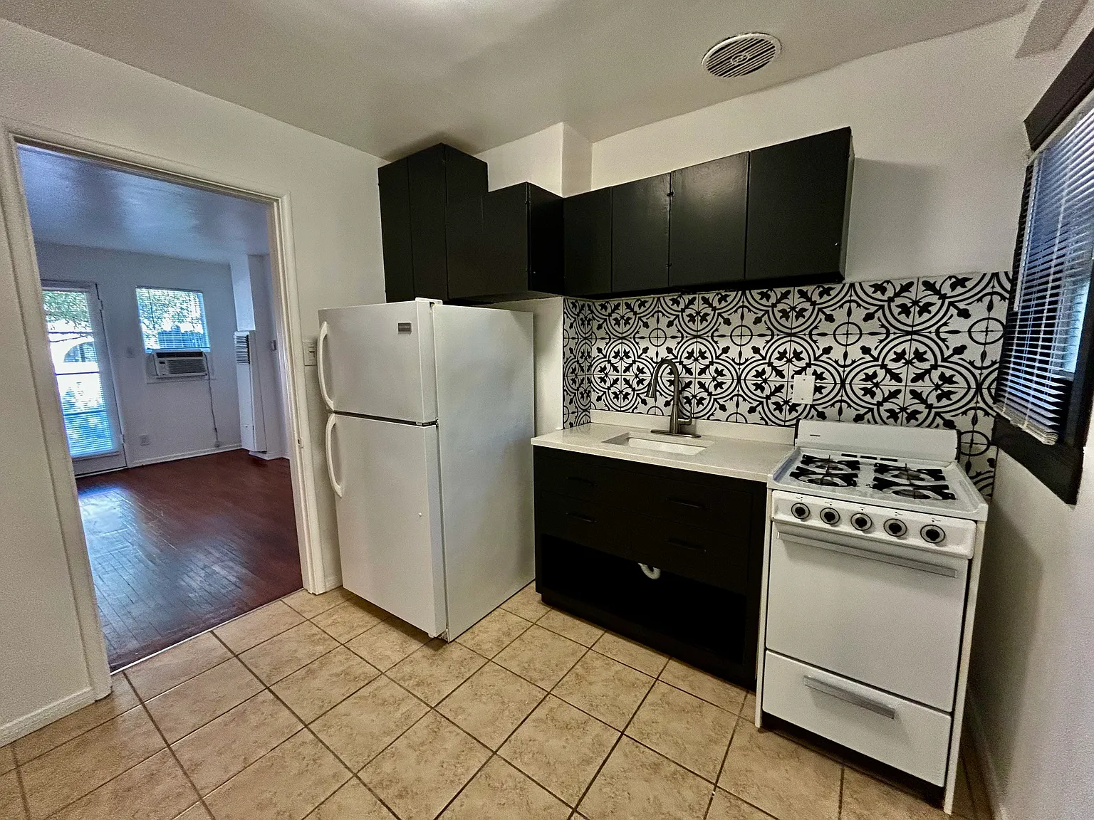 2130 Vista Del Mar St — Photo 4